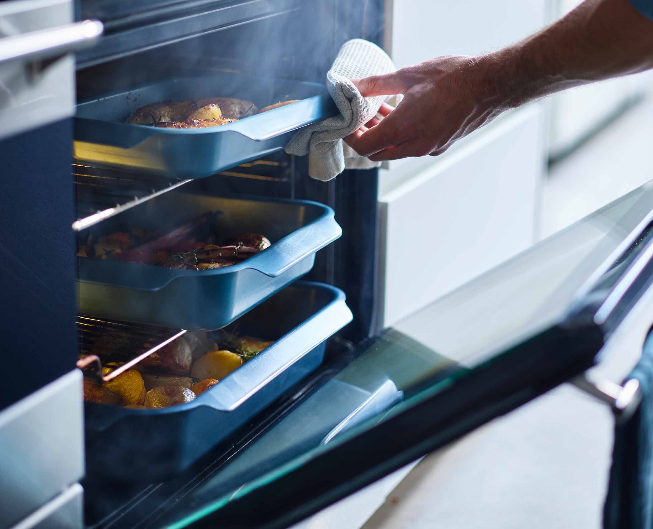Nest™ Oven Non-stick 3-piece Blue Roasting Tray Set - Image 4
